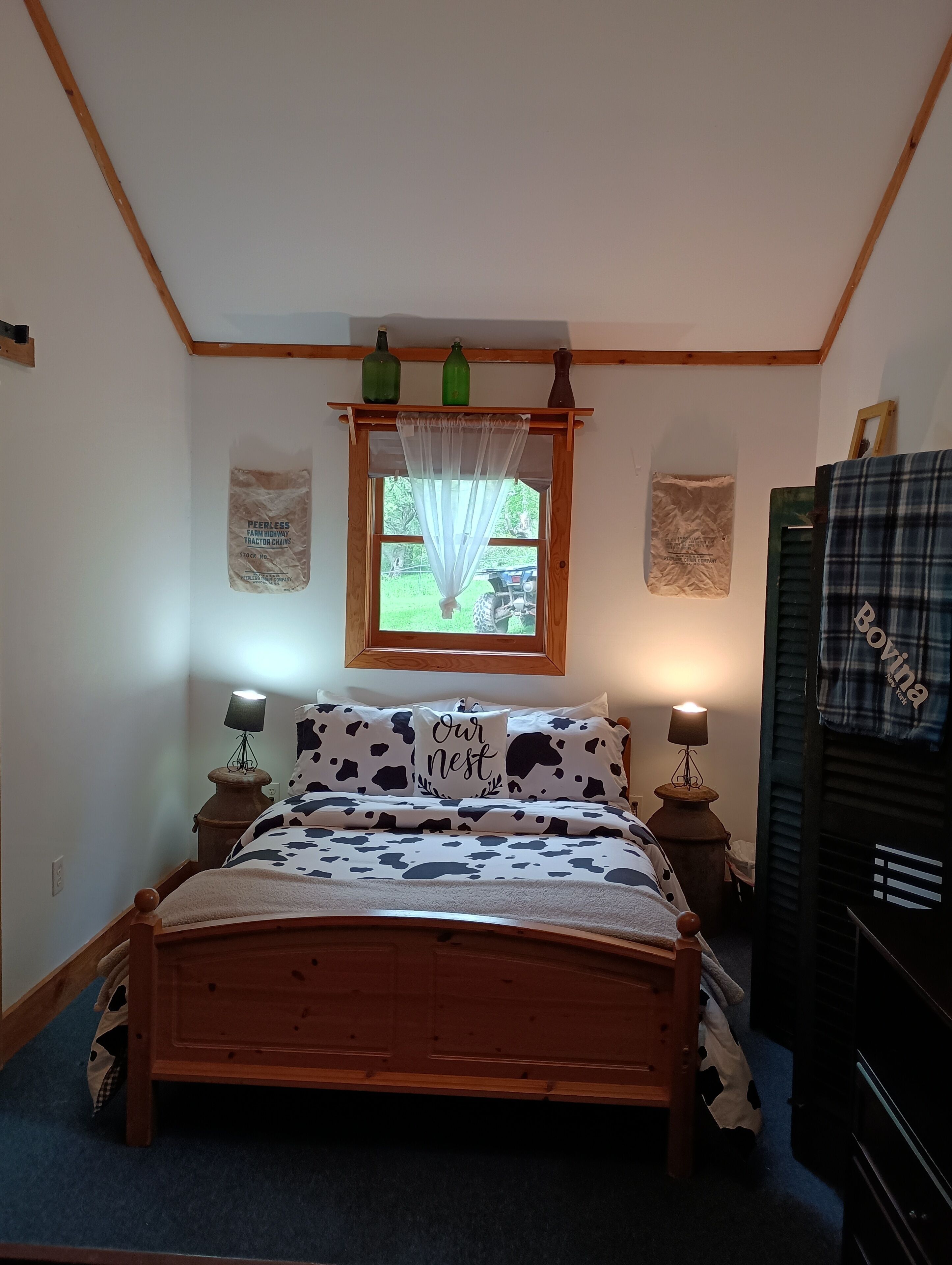 1 quarto, escrivaninha, ferros/tábuas de passar roupa, berço de viagem