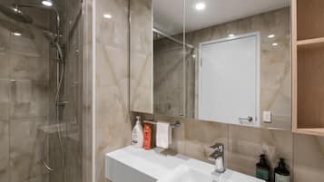 Comfort Apartment, Balcony | Bathroom | Shower, free toiletries, hair dryer, soap