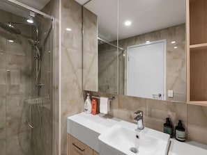 Căn hộ tiện nghi đơn giản, ban công | Phòng tắm | Buồng tắm vòi sen, đồ dùng nhà tắm miễn phí, máy sấy tóc, xà phòng 