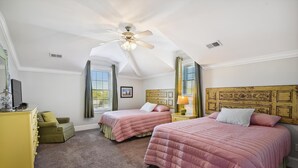 Room - Black Magic: Beach Retreat, Pool & Great Location (Surfside Beach)