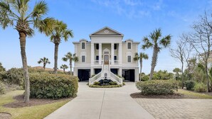 Exterior - Black Magic: Beach Retreat, Pool & Great Location (Surfside Beach)