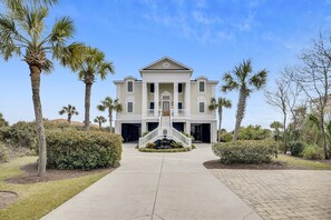 Exterior - Black Magic: Beach Retreat, Pool & Great Location (Surfside Beach)