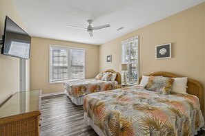 Room - Barefoot Dreams: Ocean View & Pool (Surfside Beach)