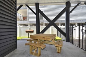 Outdoor dining - Crenshaw Beach: Oceanfront & Pool (Murrells Inlet)