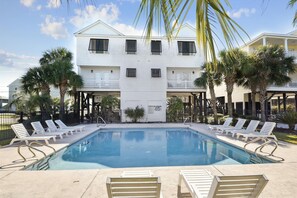 Pool - Crenshaw Corner: Coastal Charm w/ Shared Pool, Steps 2 Beach (Murrells Inlet)