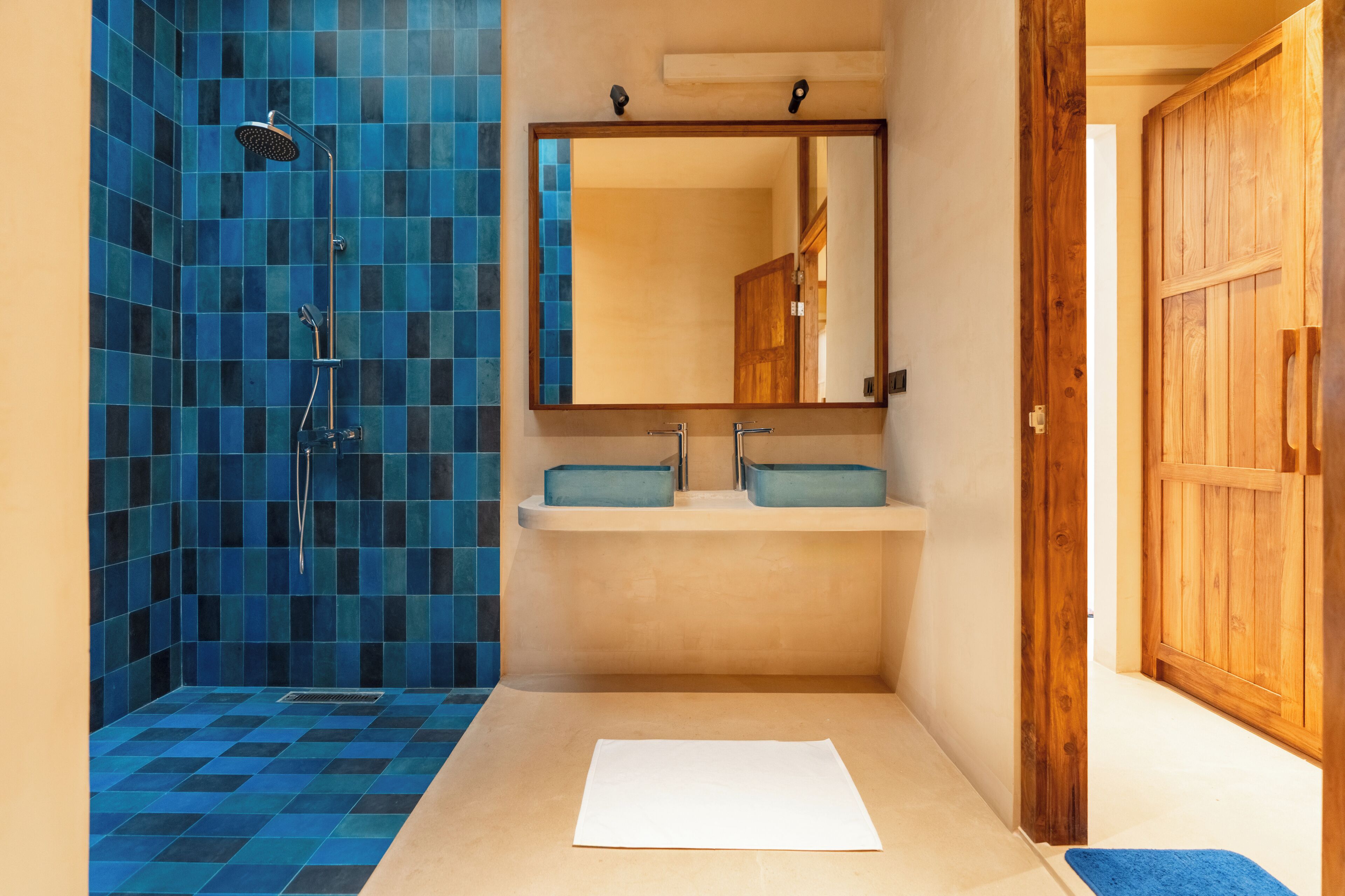 Quarto casal superluxo, para não fumantes, vista para o oceano (King Signature Ocean View) | Banheiro | Chuveiro, secador de cabelo, chinelos, toalhas de banho