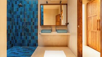 Quarto casal superluxo, para não fumantes, vista para o oceano (King Signature Ocean View) | Banheiro | Chuveiro, secador de cabelo, chinelos, toalhas de banho