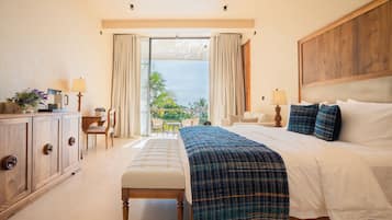 Habitación de hotel con cama, escritorio, silla y vistas al exterior.