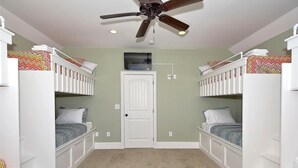 Iron/ironing board, free WiFi, bed sheets - Carolina Palms: Oceanfront & Pool (Murrells Inlet)