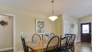 Dining - Crenson Beach: Steps from the Beach & Pool (Murrells Inlet)