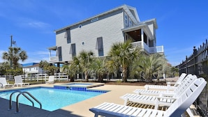 Pool - Crenson Beach: Steps from the Beach & Pool (Murrells Inlet)