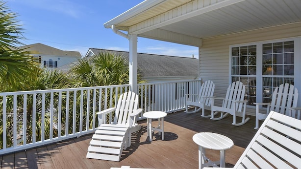 Property grounds - Crenson Beach: Steps from the Beach & Pool (Murrells Inlet)