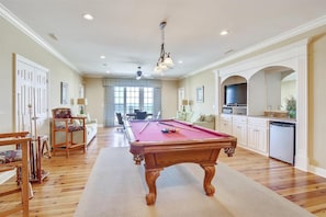 Games room - Footprints IN The Sand: Oceanfront & Pool (Murrells Inlet)