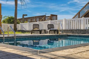 Pool - La Esmeralda: Oceanfront, Coastal Charm & Steps from Surfside Pier (Surfside Beach)