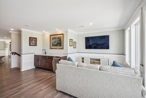Living area - Miss Independence: Oceanfront, Pool & Awesome Amenities (Murrells Inlet)