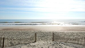 Beach nearby - Peachy Keen: Private Pool, Ocean Views & Steps from the Sand (Murrells Inlet)