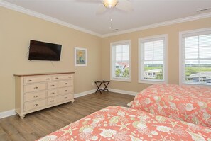 Room - Sand Castle: Oceanfront, Pool & Hot Tub (Murrells Inlet)