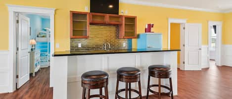 Coffee/tea maker, fridge, microwave, oven