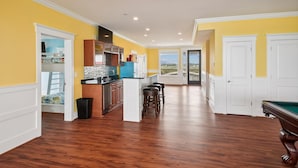 Games room - Simply Heaven: Oceanfront Retreat, Pool, Spa & Expansive Coastal Views (Murrells Inlet)