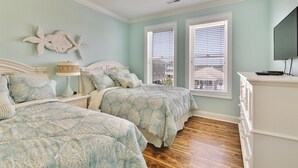 Room - Treasure by the Sea: Oceanfront, Pool, Fire Pit & Steps to the Sand (Murrells Inlet)