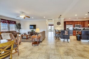 Living area - The Royal: Ocean Views, Private Pool & Easy Beach Access (Murrells Inlet)