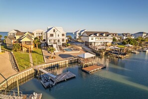A waterfront property with multiple houses, a dock, and a swimming pool. - William's Wharf: Inlet Front, Dock, Pool & Steps to the Beach (Murrells Inlet)