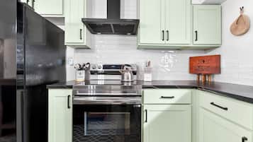 Coffee/tea maker, fridge, microwave, oven