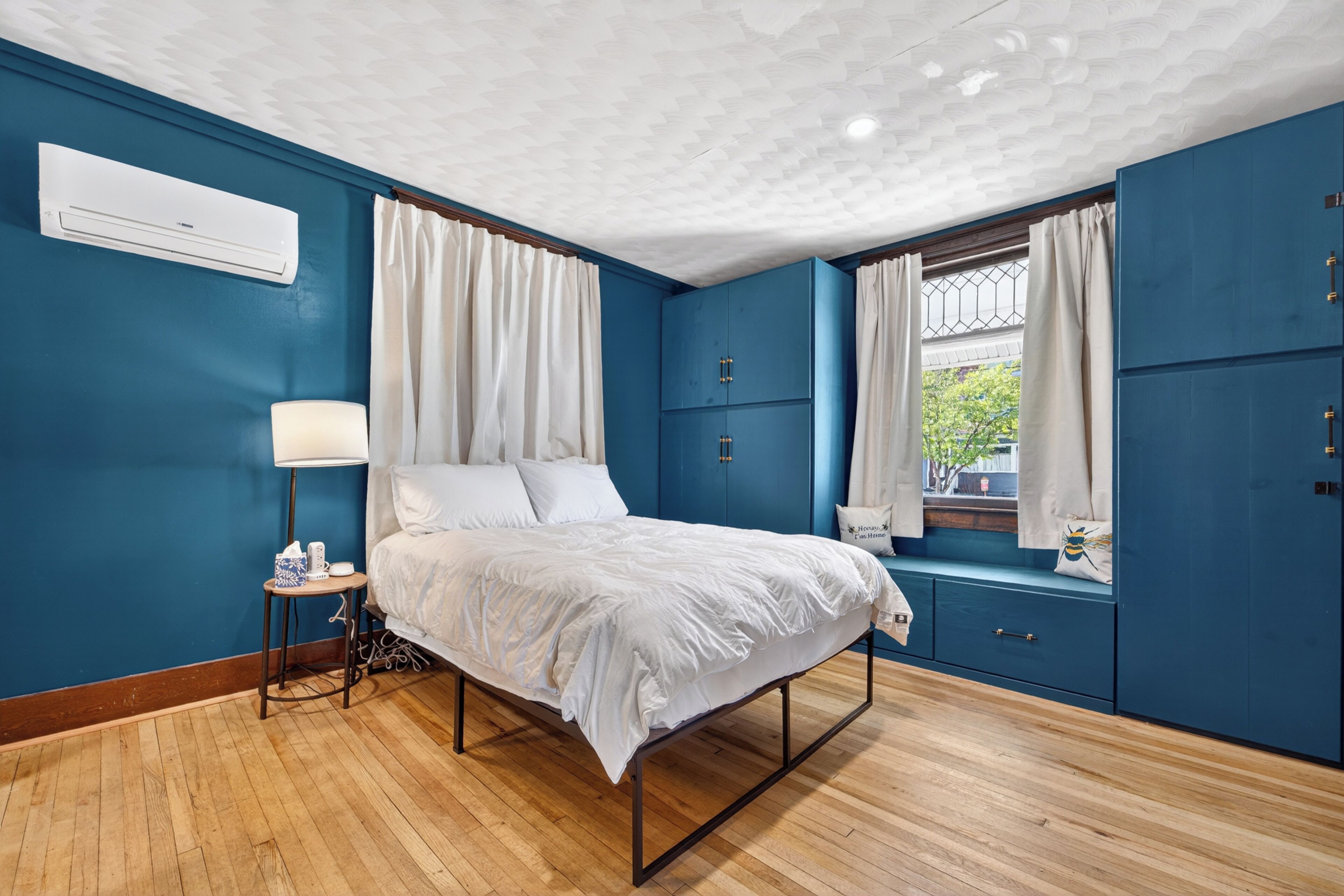 4 bedrooms, desk, iron/ironing board, WiFi (free)