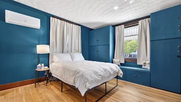4 bedrooms, desk, iron/ironing board, WiFi (free)