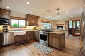 Una cocina moderna con armarios de madera, electrodomésticos de acero inoxidable y una isla grande.