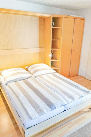 Holz, Flooring, Möbel, Fussboden, Interior Design, Schlafzimmer, Zimmer, Hartholz, Holzbeize, Bettrahmen