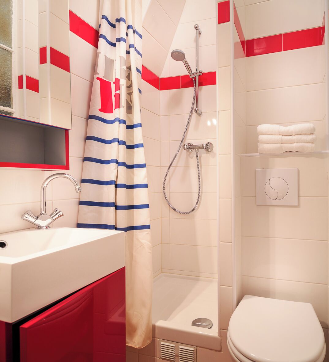 Douche, sèche-cheveux, serviettes fournies, savon