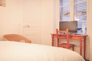 1 chambre, fer et planche à repasser, Wi-Fi gratuit, draps fournis