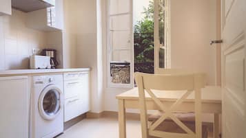 Coffee/tea maker, fridge, microwave, stovetop