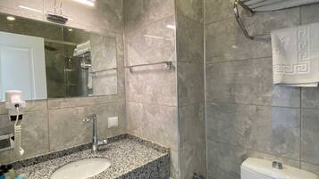 Standard Triple Room | Bathroom