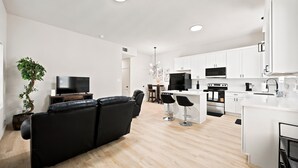 A modern apartment with a living room, dining area, and kitchen. - 3BR Modern Home, 15 Min to Downtown, Hobby, & NRG (Houston)