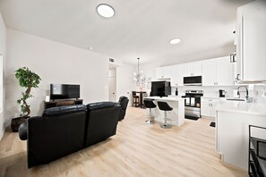 A modern apartment with a living room, dining area, and kitchen. - 3BR Modern Home, 15 Min to Downtown, Hobby, & NRG (Houston)