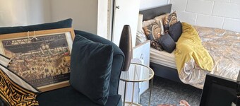 1 Bed Apartment Sleeps 2 - Free Parking - Pets
