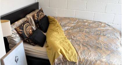 1 Bed Apartment Sleeps 2 - Free Parking - Pets