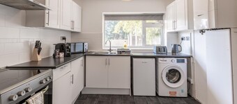 Spacious 3-Bedroom Bungalow Opposite Apton Hall - Pass the Keys