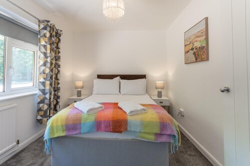 Spacious 3-Bedroom Bungalow Opposite Apton Hall - Pass the Keys