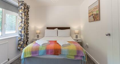 Spacious 3-Bedroom Bungalow Opposite Apton Hall - Pass the Keys