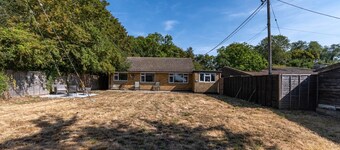 Spacious 3-Bedroom Bungalow Opposite Apton Hall - Pass the Keys
