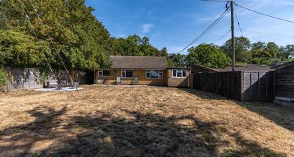 Spacious 3-Bedroom Bungalow Opposite Apton Hall - Pass the Keys
