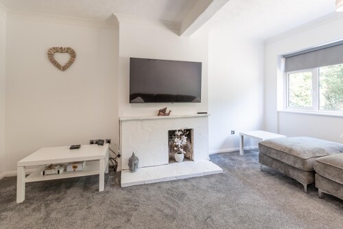 Spacious 3-Bedroom Bungalow Opposite Apton Hall - Pass the Keys