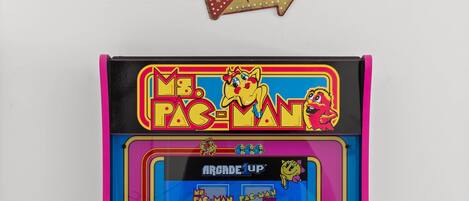 Una máquina de videojuegos de estilo clásico con una pantalla colorida y una variedad de juegos.