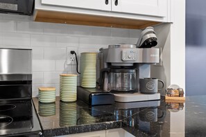 Coffee/tea maker, fridge, microwave, oven - ChattVistas|Dwntwn Townhouse|Deck Fire Pit|2Bdrm (Chattanooga)