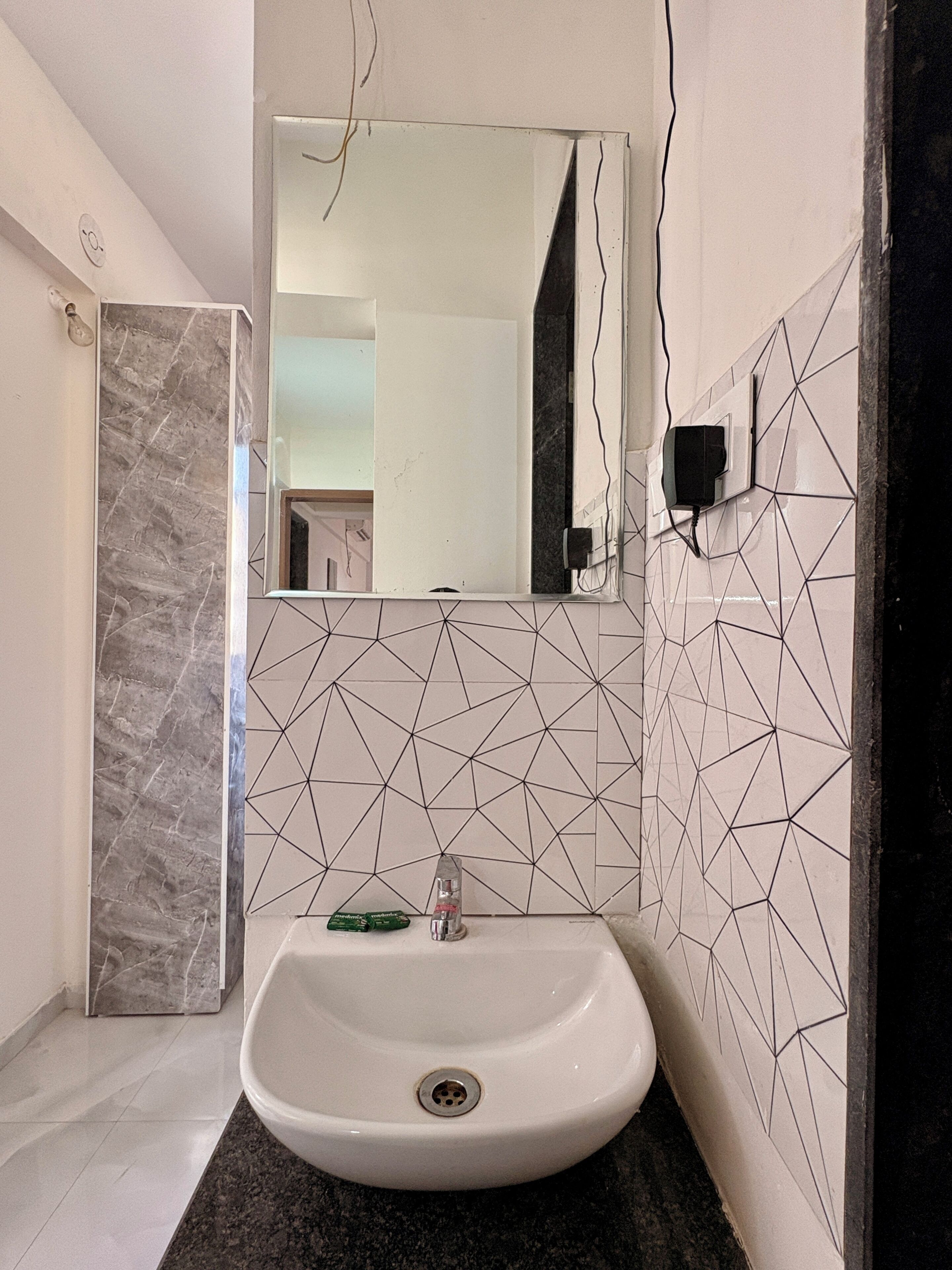 Shower, pengering rambut, handuk, dan sabun