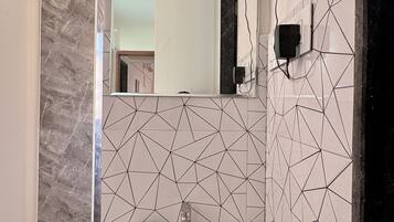 Shower, pengering rambut, handuk, dan sabun