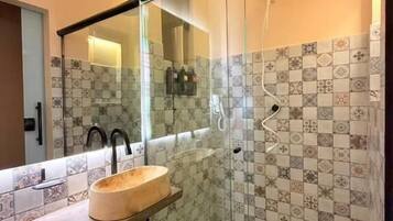 Handuk, sabun, sampo, dan tisu toilet